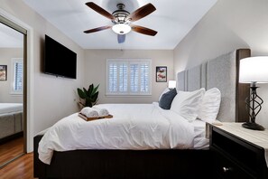 4 室のベッドルーム、デスク、WiFi、ベッドシーツ