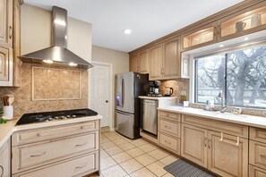 Fridge, microwave, oven, stovetop - Whisper - A Birdy Vacation Rental (San Antonio)