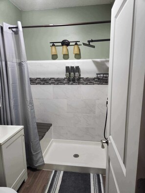 Douche, serviettes fournies, savon, papier toilette