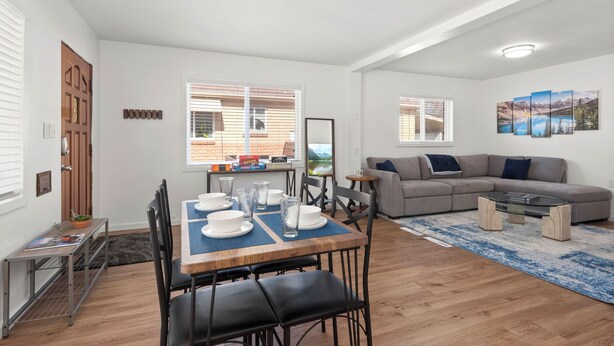 Una sala de estar moderna con comedor, un sofá y una mesa de centro.