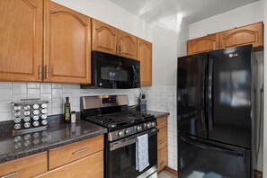 Een koelkast, een magnetron, een oven, een kookplaat