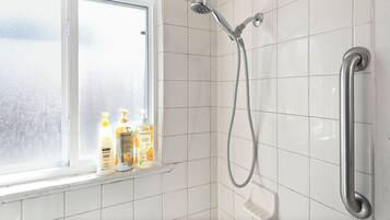 Een haardroger, handdoeken, zeep, toiletpapier