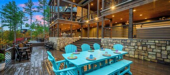 Inspiration Point | 8 King Suites, 2 Bunk Rooms, Pool, 2 Hot Tubs, Pickleball & Creek Views