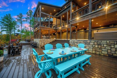 Inspiration Point | 8 King Suites, 2 Bunk Rooms, Pool, 2 Hot Tubs, Pickleball & Creek Views