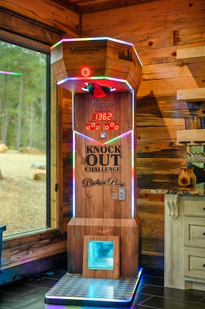 Une structure en bois sur laquelle est fixée une enseigne au néon indiquant « KNOCK OUT CHALLENGE » et « Braker Boo ».