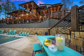 Utendørsbasseng og et oppvarmet basseng