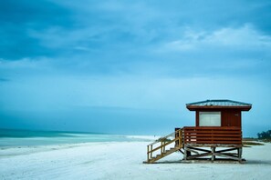 Beach nearby, sun-loungers, beach towels - Lido Key, Steps to Lido Beach, Walk to St. Armands Circle, 2 Suites (Sarasota)