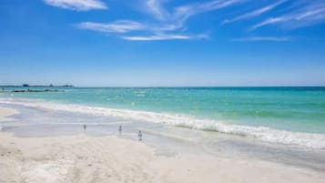 Nær stranden, solsenger og strandhåndklær