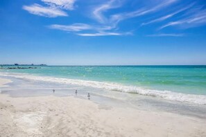 Beach nearby, sun-loungers, beach towels - Lido Key, Steps to Lido Beach, Walk to St. Armands Circle, 2 Suites (Sarasota)