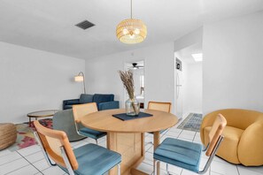 Dining - Lido Key, Steps to Lido Beach, Walk to St. Armands Circle, 2 Suites (Sarasota)