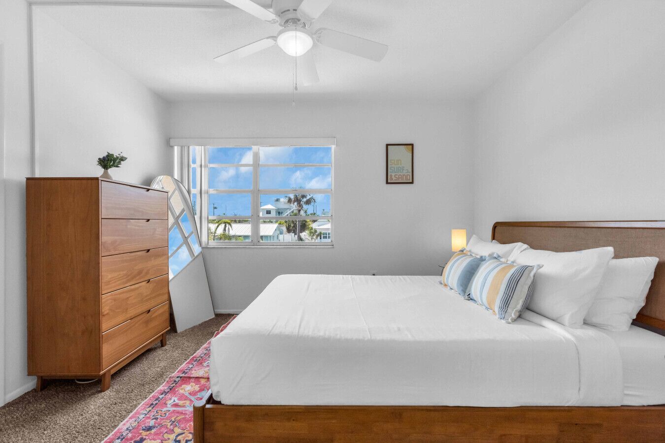 2 quartos, escrivaninha, ferros/tábuas de passar roupa