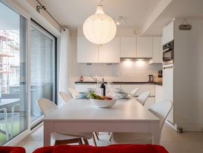 Dining - Lovely apartment for 4 guests with WIFI, TV and balcony (Bruges)
