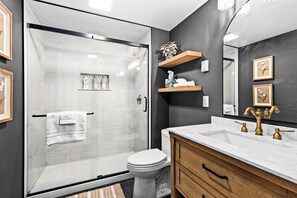 Serviettes fournies, savon, shampoing, papier toilette