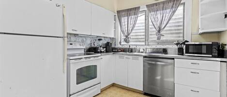 Refrigerador, horno, parrilla de estufa y lavavajillas