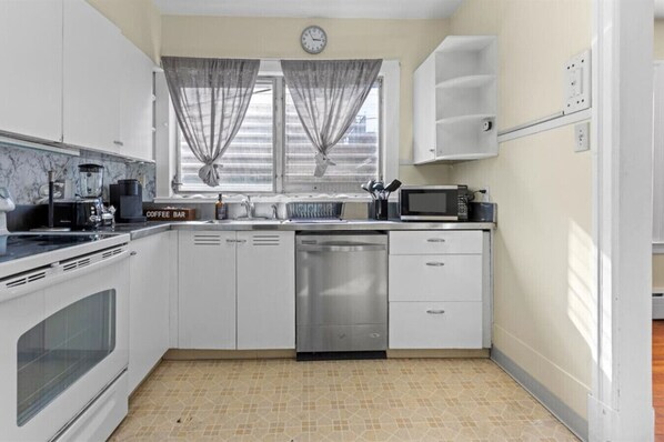 Fridge, oven, stovetop, dishwasher