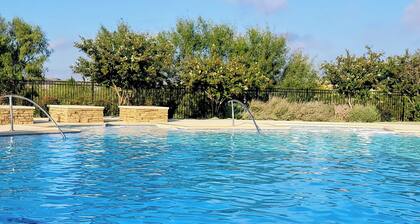 FUN & RELAXATION!! Wi-Fi, AC, Arcade, Playground, and Shared Pool in San Antonio