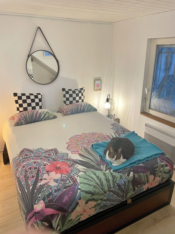 1 bedroom, desk, bed sheets - Typical Marseille house with panoramic view of the hills (Marseille)