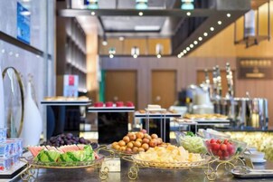 Un bufé con diversos alimentos y un diseño interior moderno.