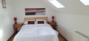 2 bedrooms, WiFi, bed sheets - 1 Bed Cottage - Sleeps 2 - Parking - Wifi (Swansea)