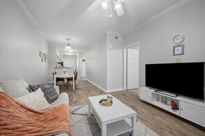 Smart TV, computer monitors - Cozy 2B/2B-Heart of ATX-Walk to Moody UT ACL & SXSW (Austin)