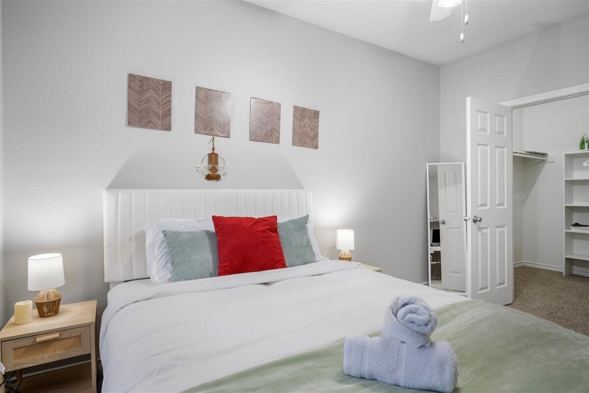 2 bedrooms, desk, iron/ironing board, WiFi (free)