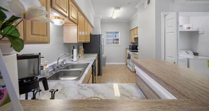 Cozy 2B/2B-Heart of ATX-Walk to Moody UT ACL & SXSW