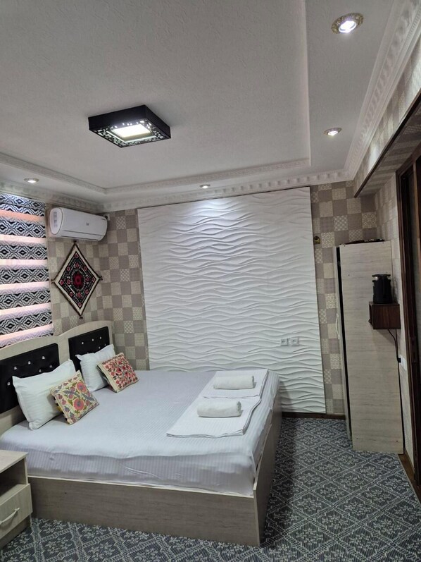 Twin kamer, uitzicht op de stad | Badkamer | Een douche, een haardroger, pantoffels, handdoeken