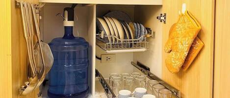 Een koelkast, een magnetron, een kookplaat