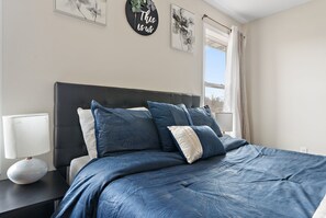 5 chambres, bureau, fer et planche à repasser, lit parapluie