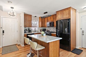 Réfrigérateur, micro-ondes, four, plaque de cuisson