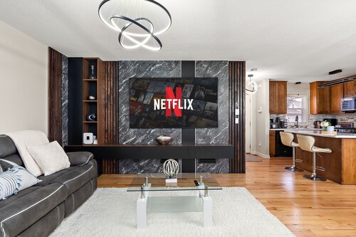 Stylish & Spacious Retreat - with a High tech Movie Theater near DT Minneapolis