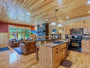Fridge, microwave, oven, stovetop - Lakeview Home with Dock on the Whitefish Chain, Outdoor Pool, Pickleball & More (Pequot Lakes)