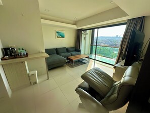 Superior-Zimmer, Balkon, Stadtblick | Wohnbereich