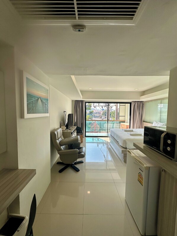 Standard Room | Bathroom | Combined shower/tub, hair dryer, towels, soap