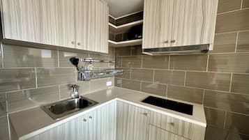 Deluxe Room | Private kitchen | Fridge, microwave, stovetop, cookware/dishes/utensils