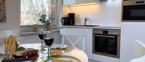 Frigorifero, microonde, forno, piano cottura