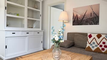 Fernseher, Tischtennisplatte, Stereoanlage