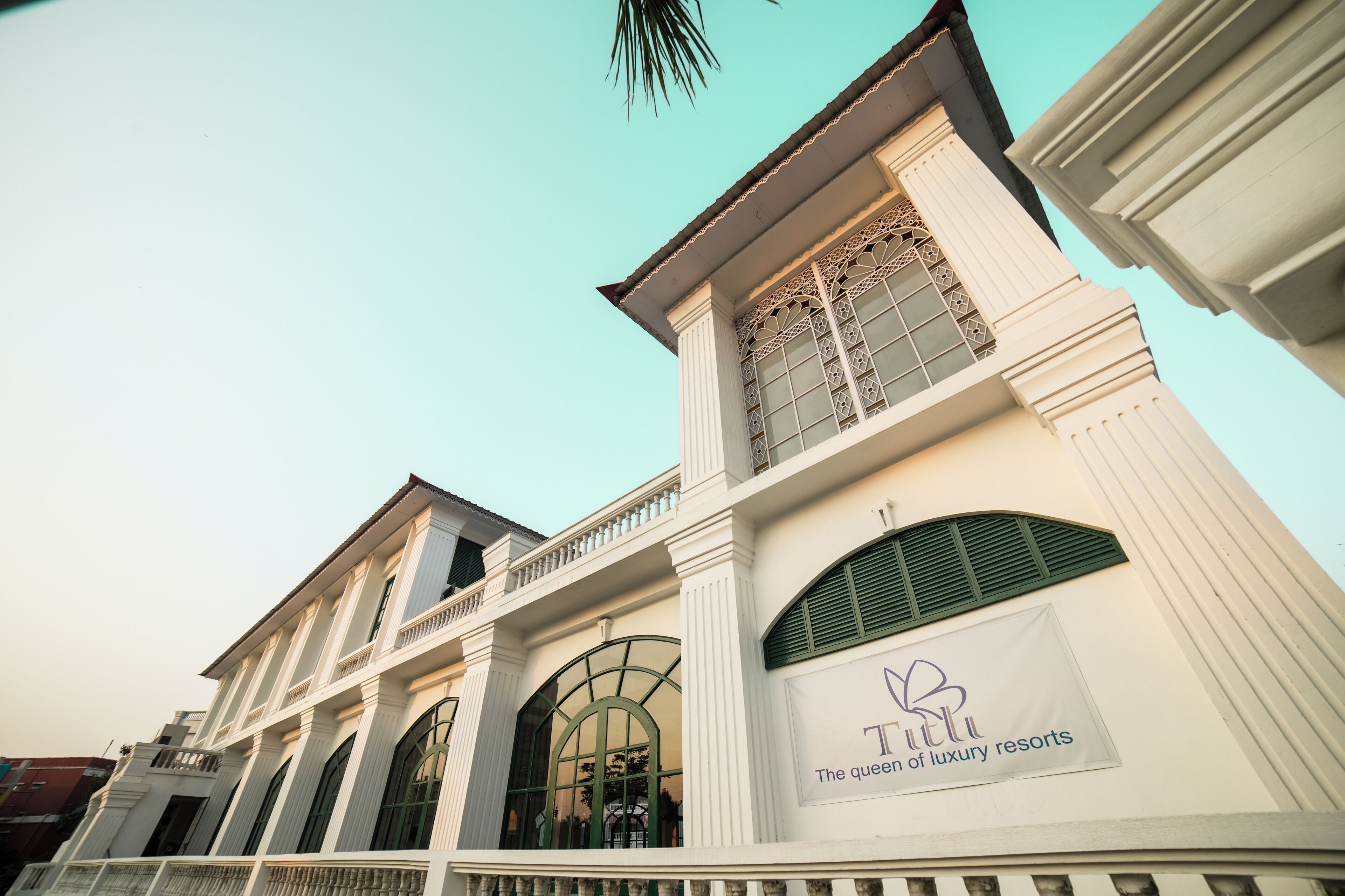 Un edificio con un cartel que dice "The queen of luxury resorts".