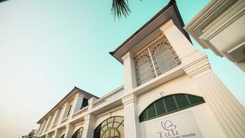 Un edificio con un cartel que dice "The queen of luxury resorts".