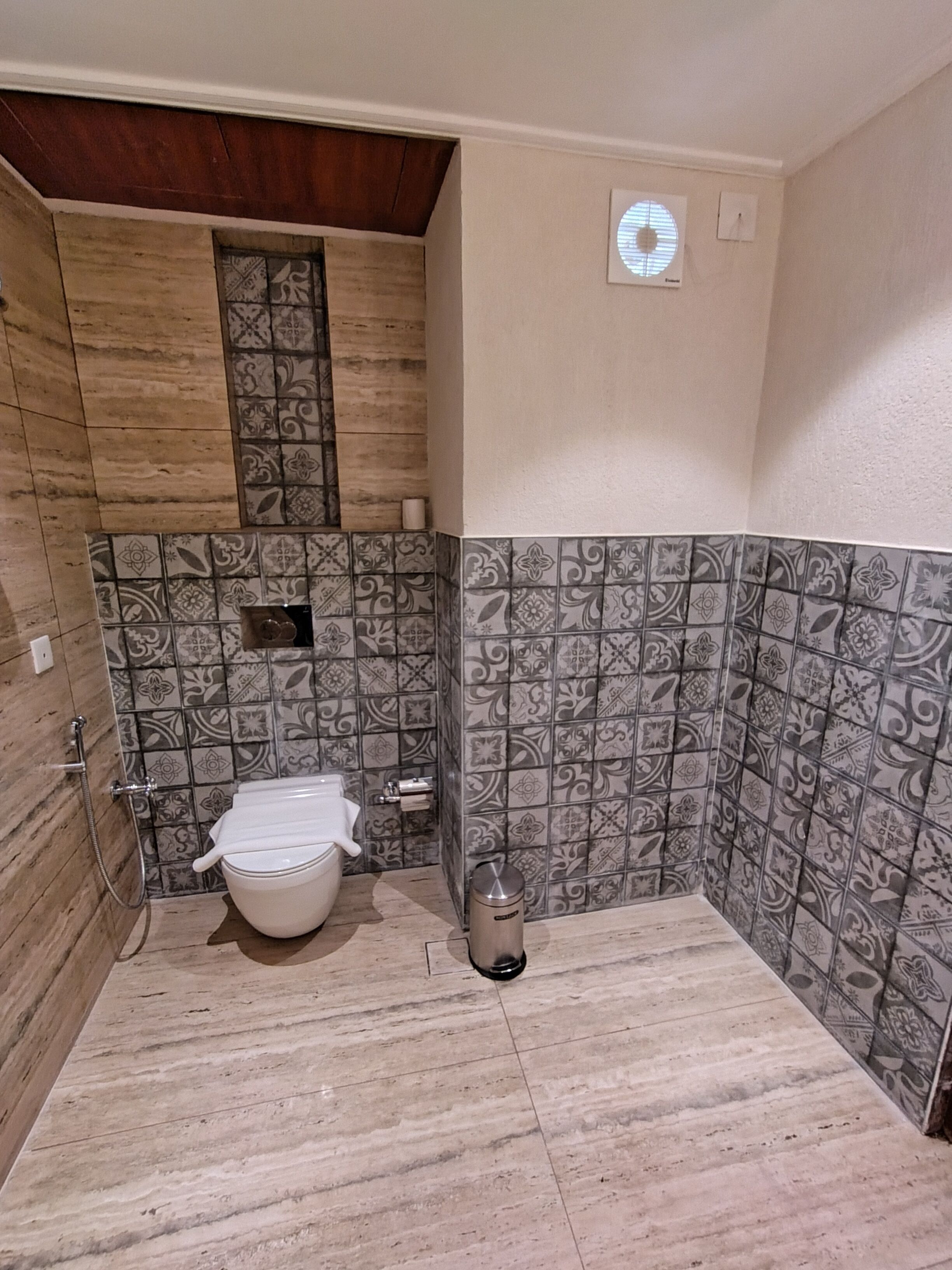 Un baño con inodoro, ducha y lavamanos.