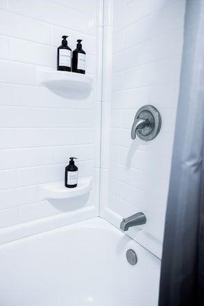 Hair dryer, towels, soap, shampoo - Modern 3-Bedroom Townhome with Full Amenities – Your Home Away from Home! (Crest Hill)
