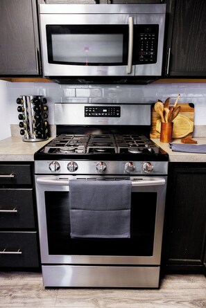 Fridge, microwave, oven, dishwasher - Modern 3-Bedroom Townhome with Full Amenities – Your Home Away from Home! (Crest Hill)