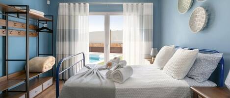 4 soverom, safe på rommet, strykejern/-brett og reiseseng for barn