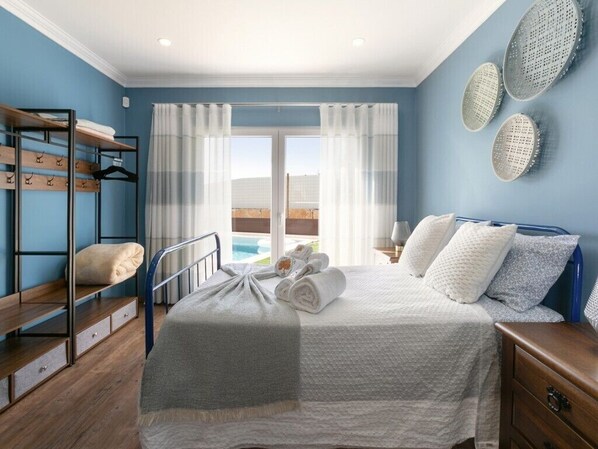 4 bedrooms, in-room safe, iron/ironing board, travel cot - Luxury 4-bedroom villa with heated pool and private property in tranquil Guisado (Salir de Matos)