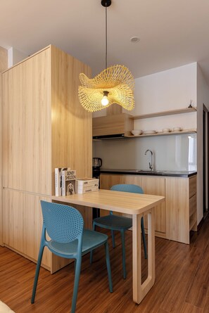 Apartamento Deluxe, vistas a la ciudad | Cocina privada | Frigorífico, placa de cocina y utensilios de cocina