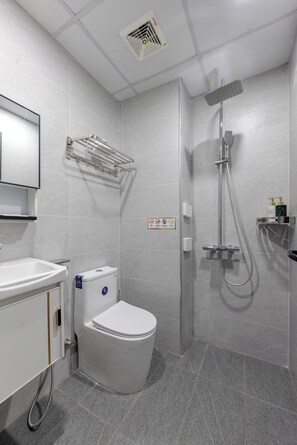 Shower, hair dryer, slippers, towels - The Urban Tranquil - Westlake (Hanoi)