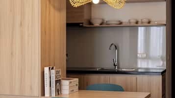 Deluxe Apartment, City View | In-room dining