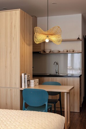 Deluxe-huoneisto, kaupunkinäköala | Ruokailu omassa huoneessa