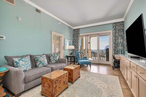 TV - Oceanfront unit offers beautiful Atlantic views from a private balcony (Saint Simons Island)
