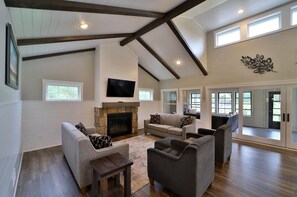 Fernseher, Kamin, DVD-Player, Tischtennisplatte